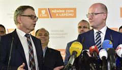 Zleva místopedseda SSD a ministr zahraniních vcí Lubomír Zaorálek a premiér...