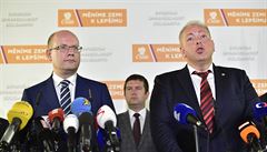 Zleva premiér a pedseda SSD Bohuslav Sobotka a místopedseda SSD a ministr...