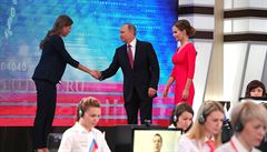 Vladimir Putin zdraví moderátorku televizní debaty.