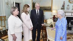 Královna Albta II. pivítala v paláci prezidenta s rodinou.