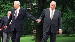 Fotografie z roku 1998, kdy se Helmut Kohl setkal s ruským prezidentem Borisem...