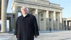 Helmut Kohl ped Brandenburskou branou v Berlín.