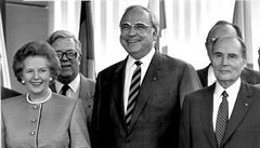 Helmut Kohl po boku Margeret Thatcherové a bývalého francouzského prezidenta...