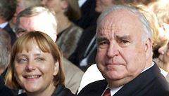 Helmut Kohl po boku Angely Merkelové v Berlín.