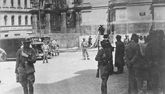 Nmecké bojové akce proti úastníkm atentátu. Vtracím oknem krypty se nacisté...