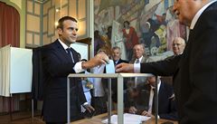 Francouzský prezident Emmanuel Macron vhazuje svj hlasovací lístek do urny.