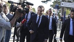 Francouzský prezident Emmanuel Macron opouští volební místnost.