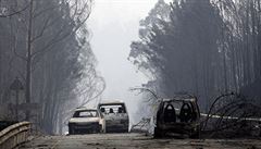 Spálená auta blokují silnici mezi Castanheira de Pera a Figueiro dos Vinhos,...