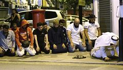 Místní blízko místa útoku u londýnské mešity. | na serveru Lidovky.cz | aktuální zprávy