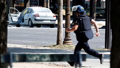 Francouzský policista po incidentu na paíském bulváru Champs-Élysées .