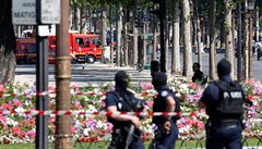 Francouzská policie u uzaveného bulváru Champs-Elysee.