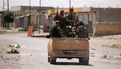 Bojovníci Syrských demokratických sil (SDF) ped Rakkou.