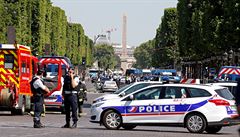Francouztí policisté a záchranné sloky zasahují na paíském bulváru...