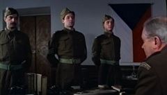 Zábr z filmu Operace Daybreak (1975). Parautisté dostávají pokyny k akci.