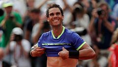 Rafael Nadal se raduje z triumfu na French Open.