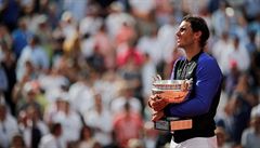 Rafael Nadal se mazlí s pohárem bhem panlské hymny.