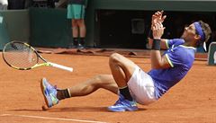 Je konec, Rafael Nadal se raduje z triumfu na French Open.
