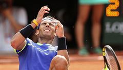 Rafael Nadal padá únavou k zemi. Desátým titulem z French Open se zapsal do...