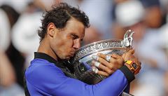 Rafael Nadal se mazlí s pohárem pro ampiona.