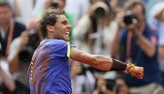 Je to tam. Rafael Nadal po tech letech slaví triumf na French Open.