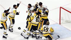 Hokejisté Pittsburghu radostí naskákali na gólmana Matta Murrayho.