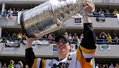 Kapitán Pittsburghu Sidney Crosby s trofejí pro vítze NHL zdraví fanouky.