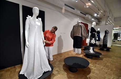 Výstava ve Slováckém muzeu představuje práce oděvních návrhářů | Design |  Lidovky.cz