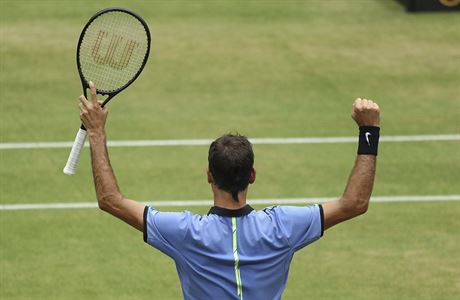 vcar Roger Federer slav postup do finle turnaje v Halle.
