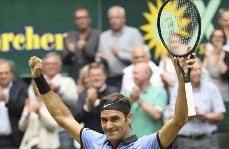 výcarský tenista Roger Federer slaví vítzství na oblíbeném turnaji v Halle.