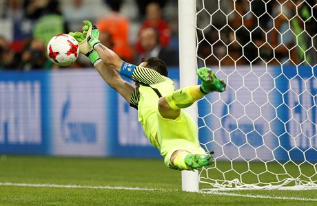 Claudio Bravo zasahuje pi penaltovm rozstelu v semifinle Pohru FIFA 2017...
