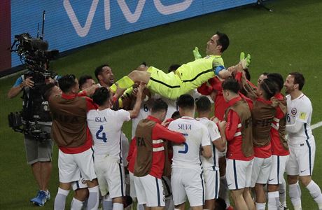 Chilský branká Claudio Bravo dostává hobla po semifinálové penaltové výhe nad...