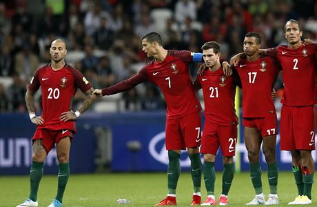 Portugalci pi penaltovm rozstelu pi Pohru FIFA proti Chile (zleva Quaresma...