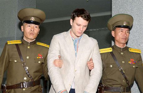 Warmbiera pivádjí k soudu písluníci severokorejské polcie.