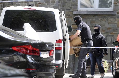 Zsahy belgickch policist a forenznch pracovnk v Bruselu.