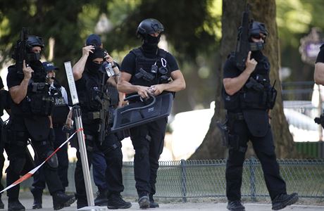 Akce francouzských policist na Champs-Elysées v Paíi.