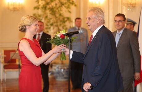 Kateina Valachová s prezidentem Miloem Zemanem.