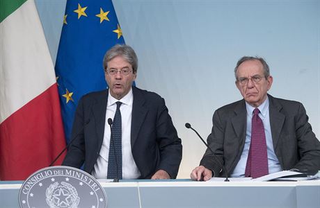 Italský premiér Paolo Gentiloni (vlevo) a ministr hospodáství Pier Carlo...