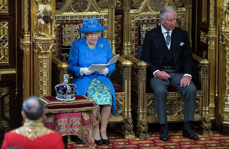 Britská královna Albta II. pi projevu ped parlamentem po boku se synem...