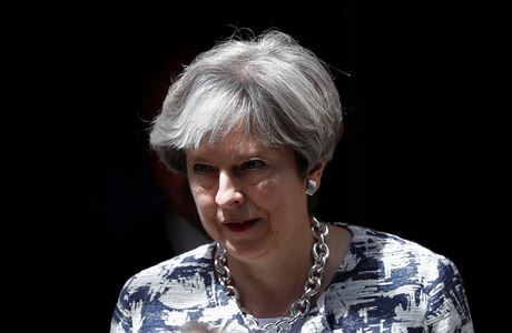 Britská premiérka Theresa Mayová vychází ze svého sídla v Downing Street 10.