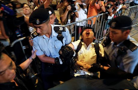 Ldr demokratick opozice v Hongkongu Joshua Wong v rukou policie.