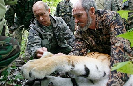 Vladimir Putin nasazuje spc tygici obojek