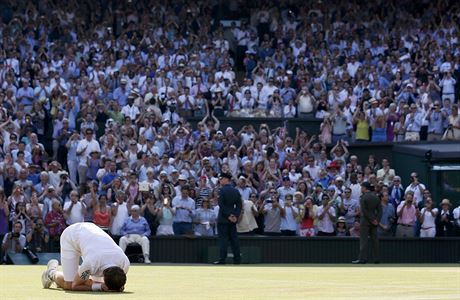 Skotský tenista Andy Murray práv jako první Brit po 77 letech vyhrál Wimbledon.