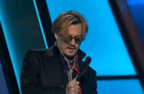 Opilý Johnny Depp pi udílení hollywoodských cen zápolil s mikrofonem.