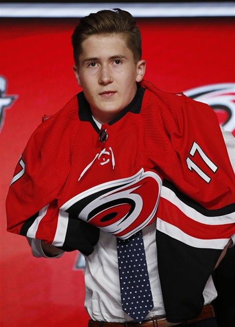 Martin Neas, volba prvního kola NHL draftu 2017 Caroliny Hurricanes.