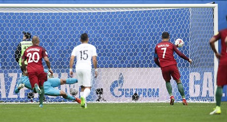 Portugalec Cristiano Ronaldo proměňuje penaltu v souboji s Novým Zélandu na...