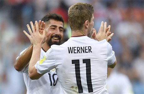 Nmec Timo Werner (zády) slaví na Poháru FIFA gól v kamerunské síti s Keremem...