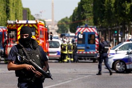 Policisté v Paíi - ilustraní foto.