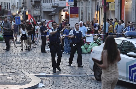 Policie zahrazuje a evakuuje okolí nádraí.