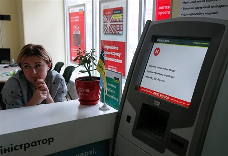 Zamstnankyn banky vykává, zatímco poítae a bankomaty jsou vyazeny z...