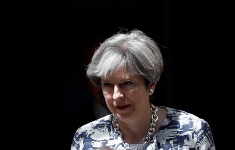 Britská premiérka Theresa Mayová vychází ze svého sídla v Downing Street 10.